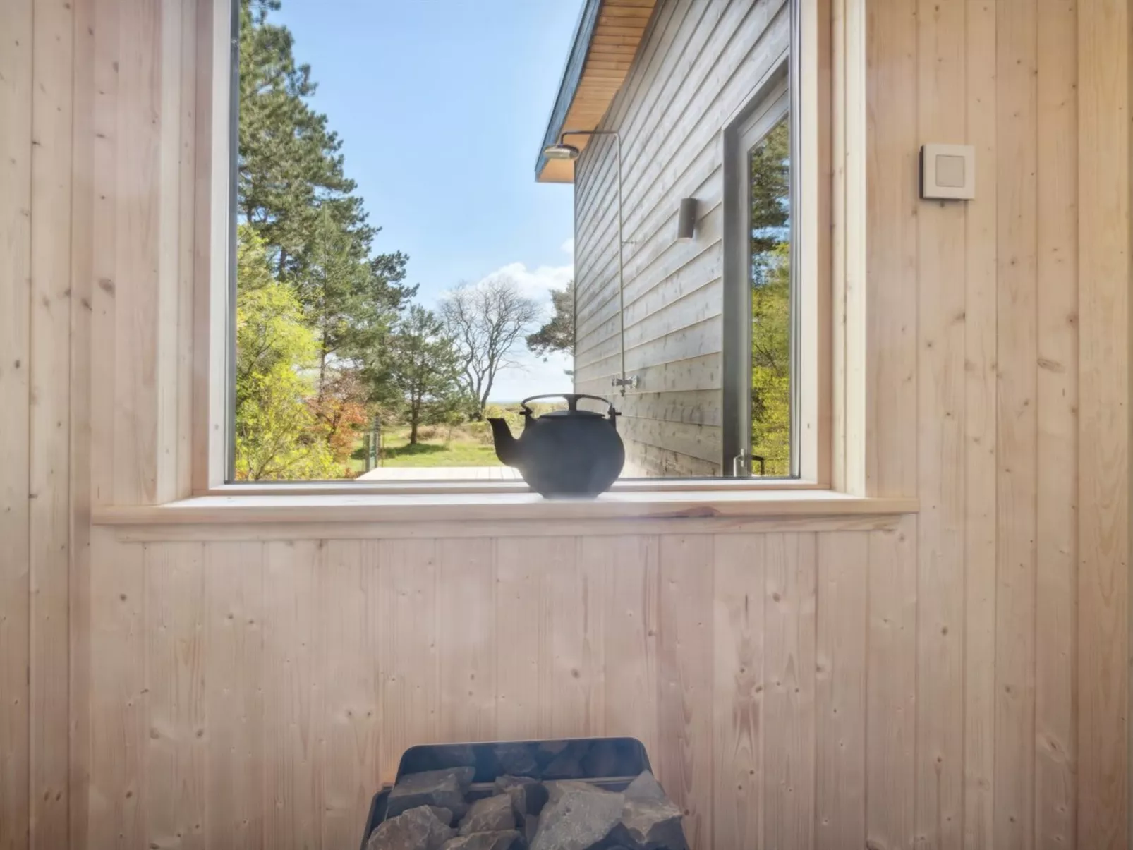 "Toska" - 100m to the fjord-Drinnen