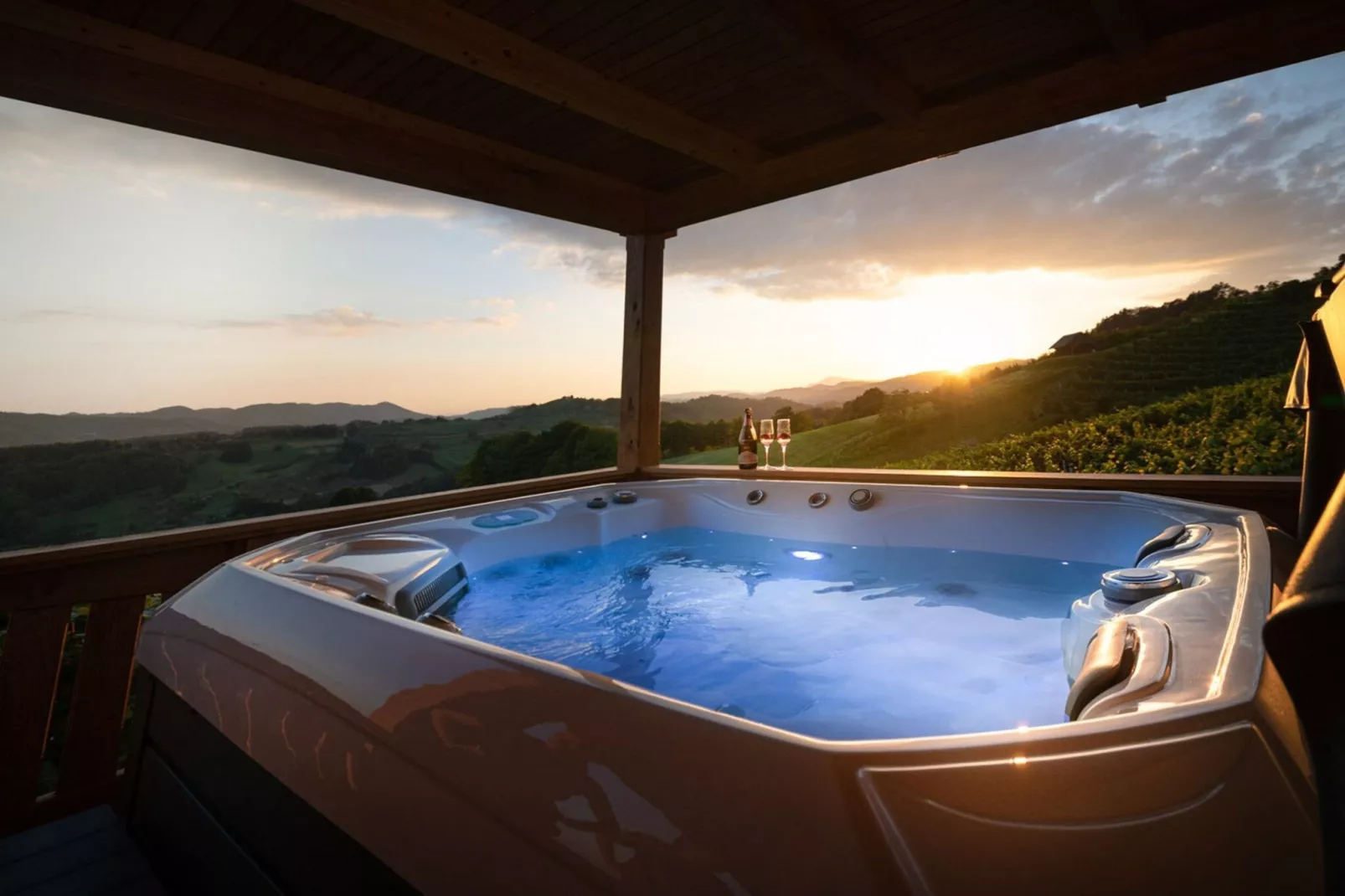 Vivid Hillside Country House with Hot-Tub and Sauna - Two Bedroom Country House-Spa