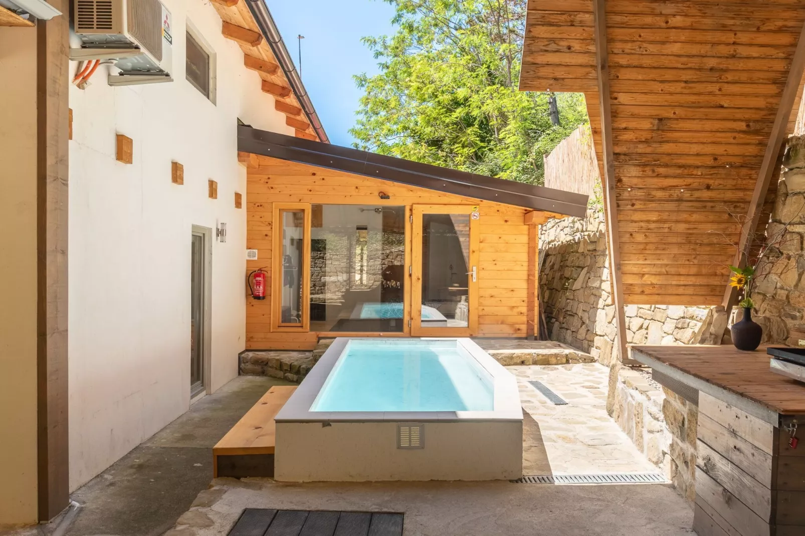 Family-Friendly Serene Retreat Holiday Home - Four Bedroom Holiday Home  with Terrace-Piscine