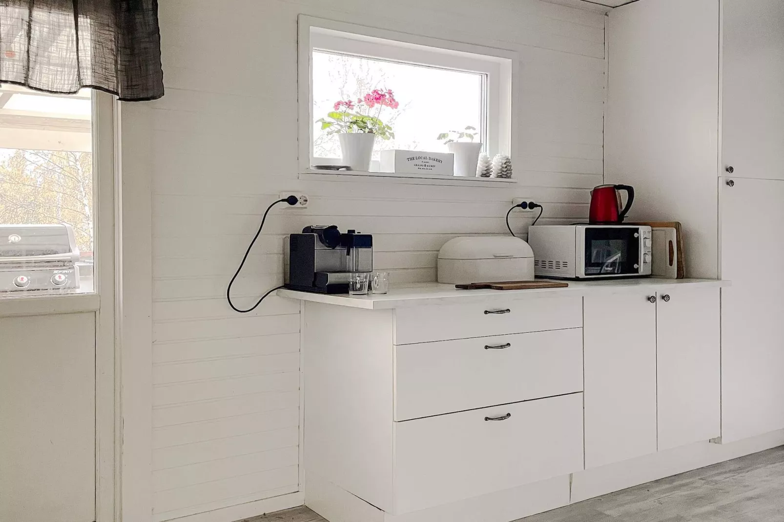 Cozy Forest Hideaway with Hot Tub-Indoor