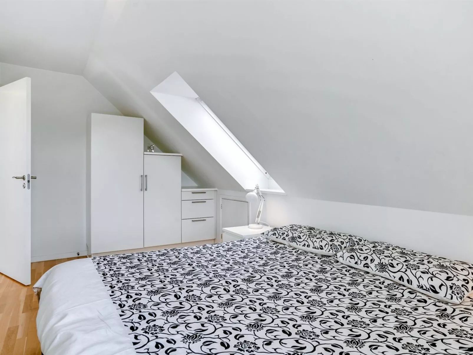 "Jeppe" - 50m to the fjord-Inside