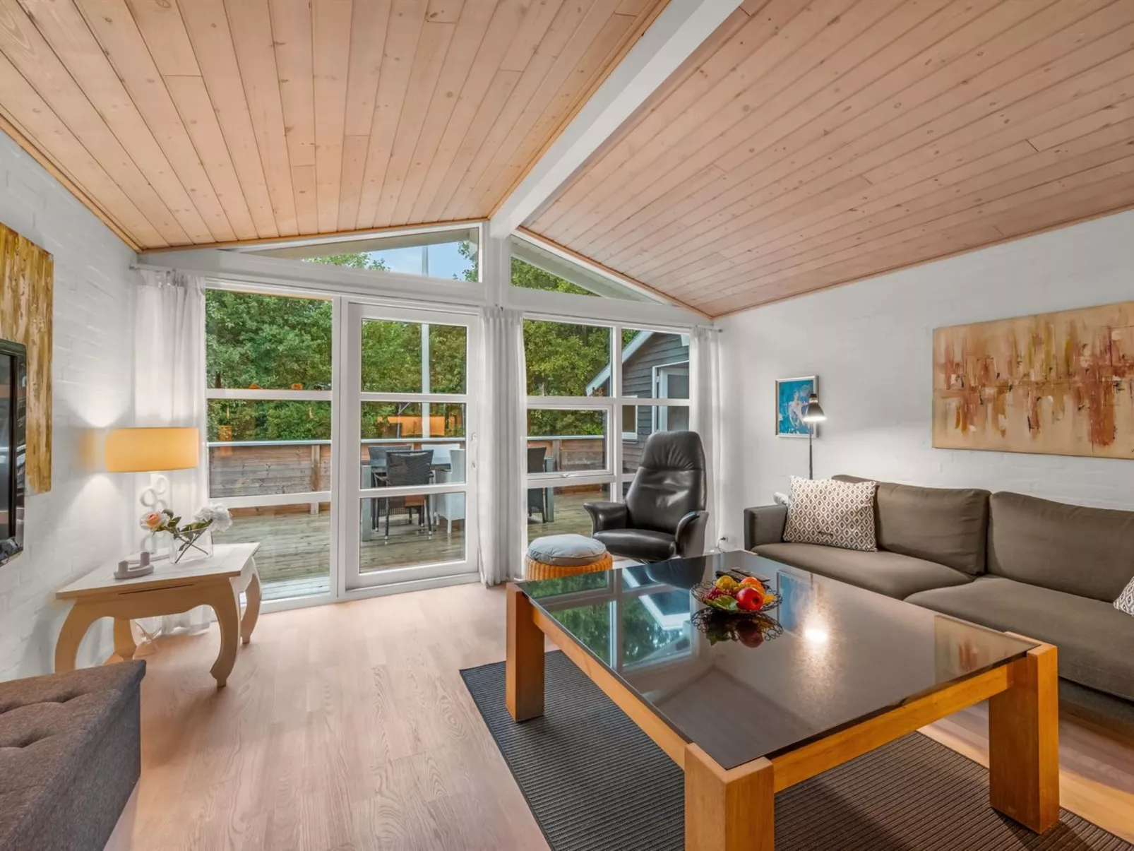 "Emmanuela" - 700m to the fjord-Drinnen