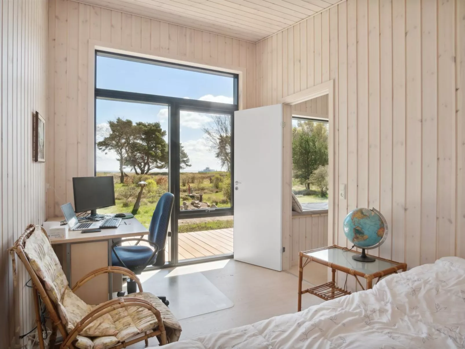 "Toska" - 100m to the fjord-Drinnen