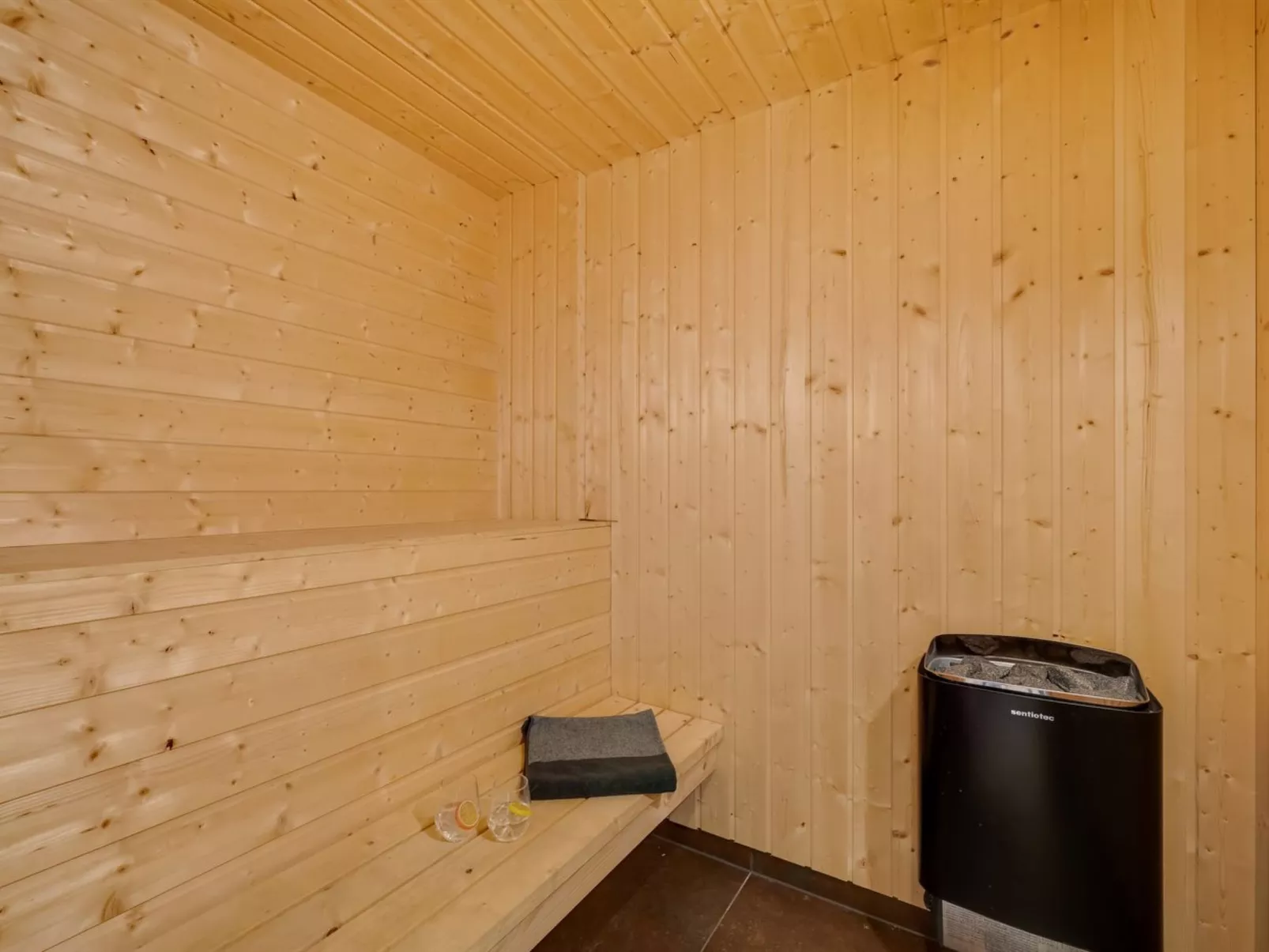 "Gadde" - 100m to the fjord-Inside