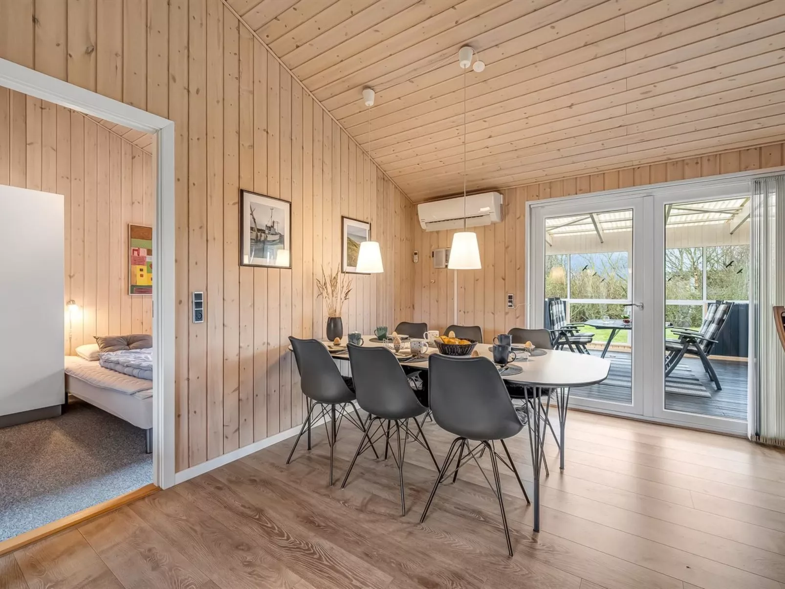 "Anelise" - 800m to the fjord-Drinnen