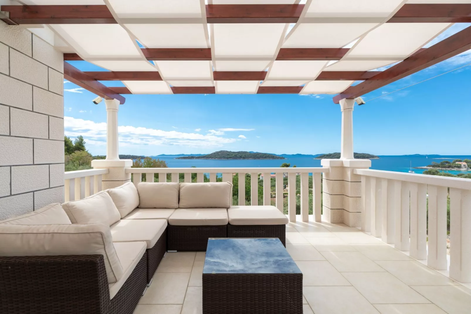 Modern Villa with Pool-Terrasse