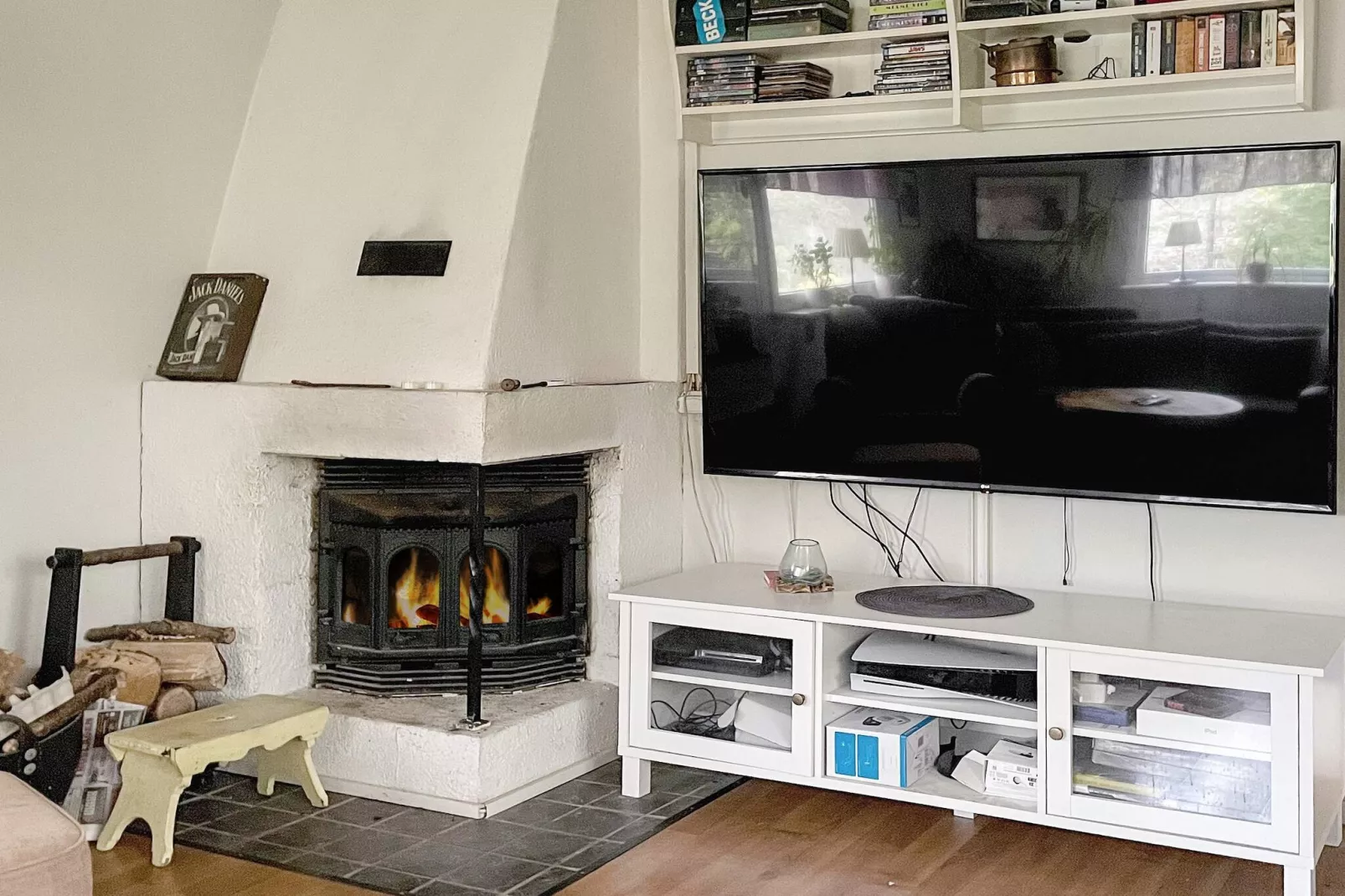 Cozy Forest Hideaway with Hot Tub-Indoor