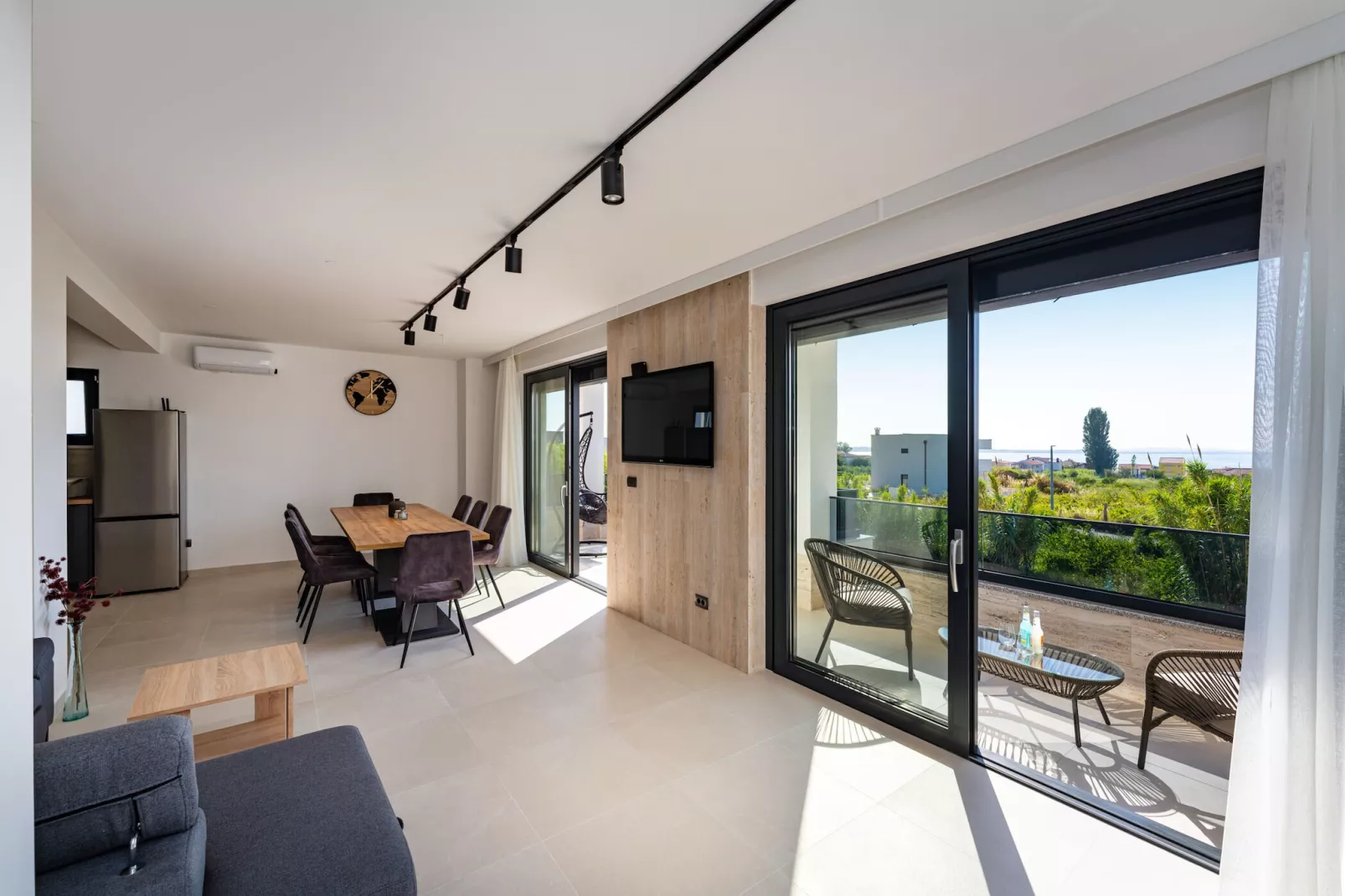 Sea view apartment LaMag-Salle à manger