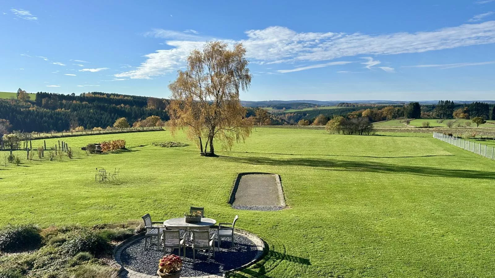 Petit Wilogne-Garten Sommer