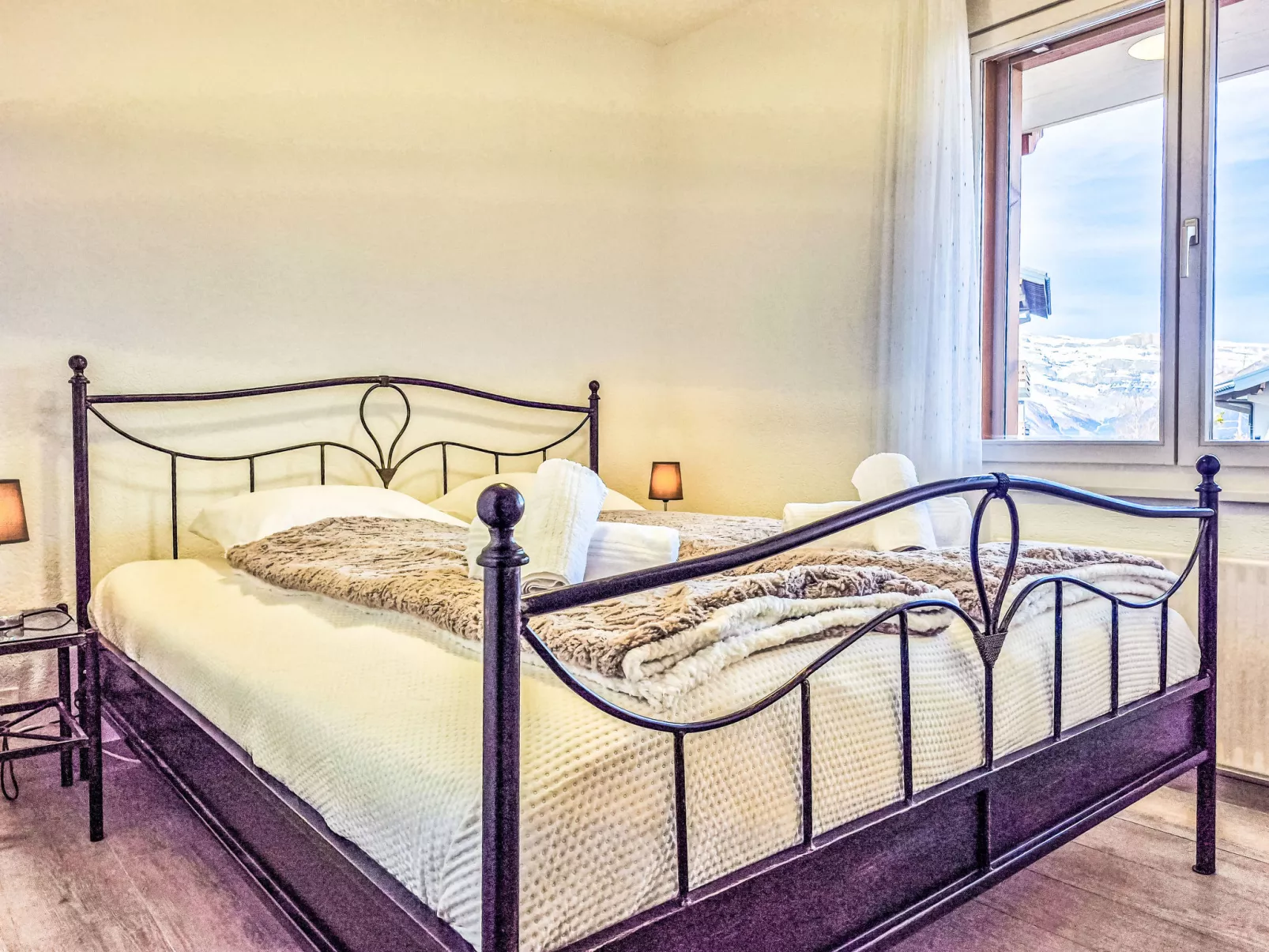 Ambassador 2/1-Inside