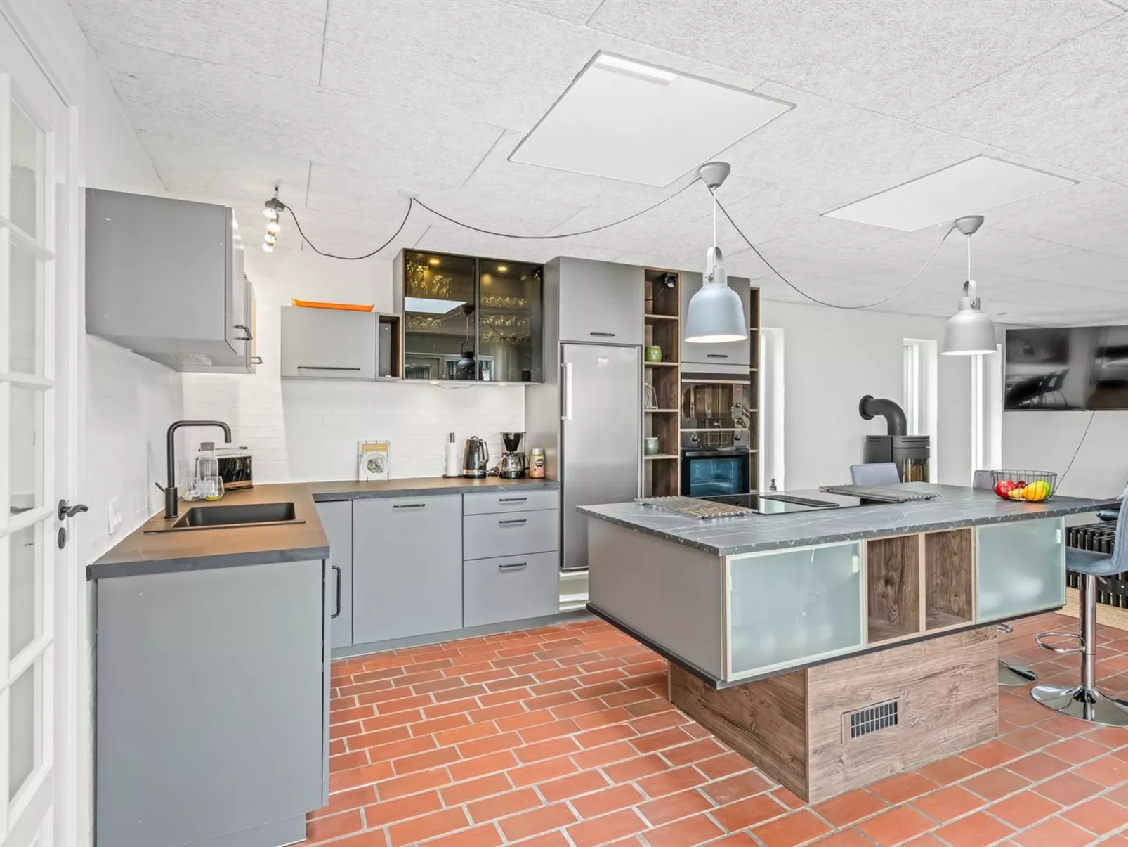 "Tonna" -  from the sea-Inside