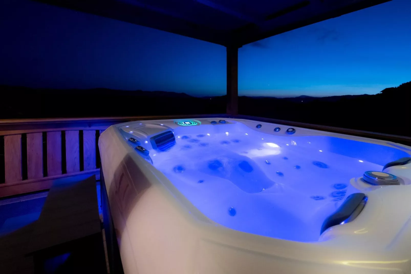 Vivid Hillside Country House with Hot-Tub and Sauna - Two Bedroom Country House-Spa