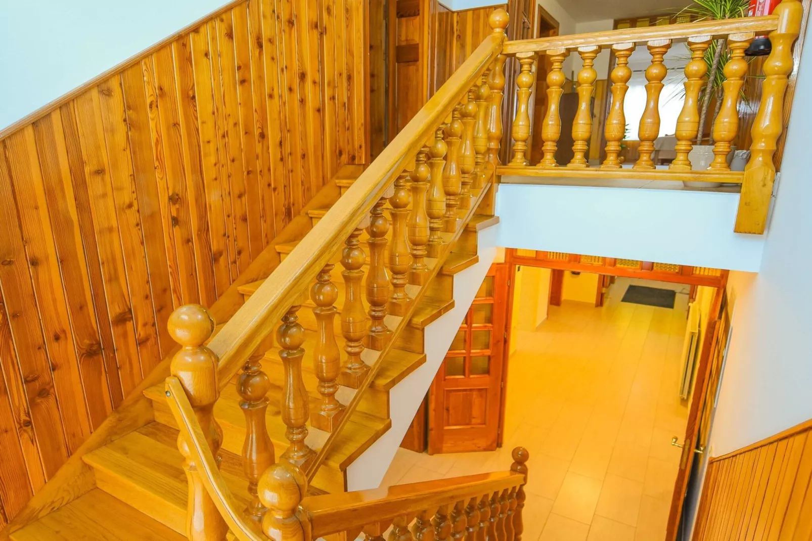 Cozy Luxe Holiday Home with Natural Thermal Bath - Seven Bedroom Holiday Home-Escalier