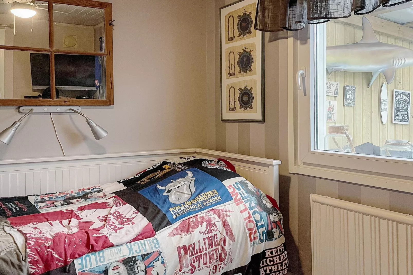 Cozy Forest Hideaway with Hot Tub-Indoor