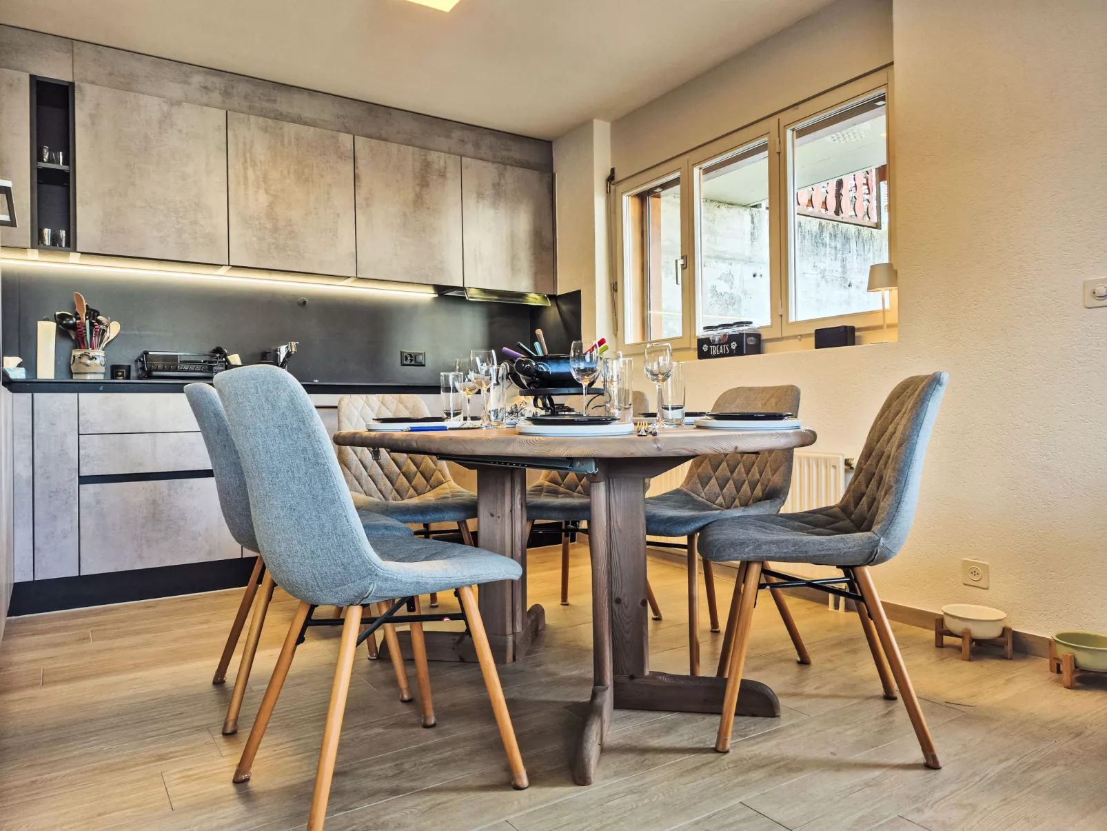 Ambassador 2/1-Inside