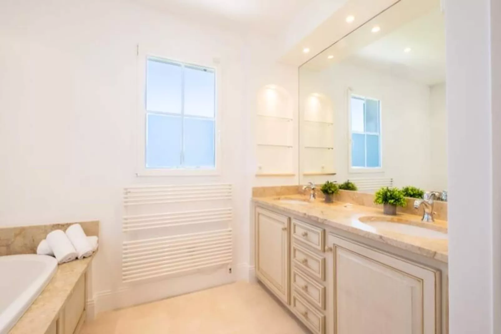 Résidence Bijou De 280m2 Et Piscine à Débordement Au Calme Absolu-Untagged