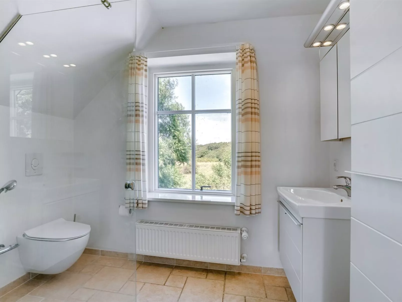 "Jeppe" - 50m to the fjord-Inside