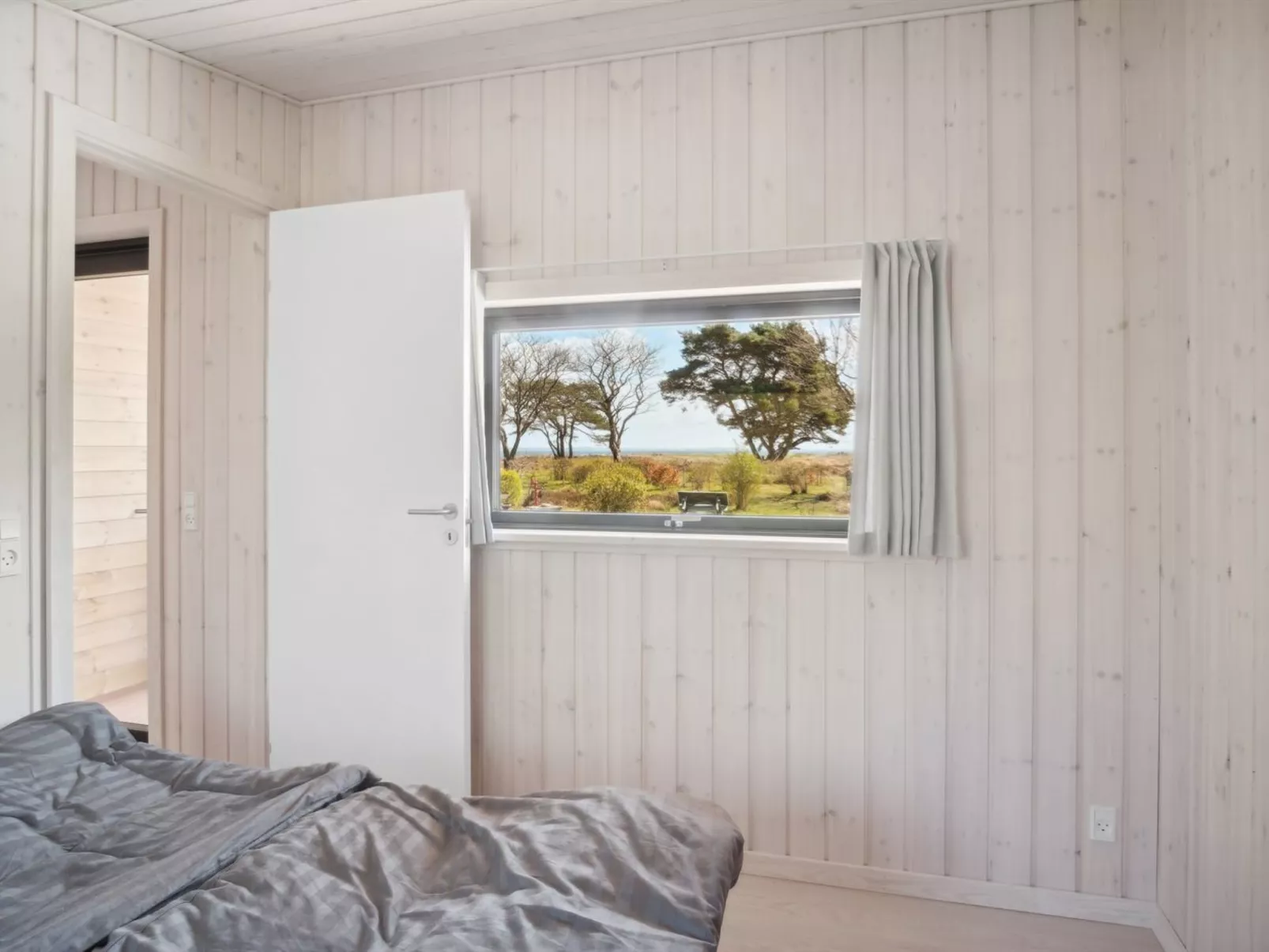 "Toska" - 100m to the fjord-Drinnen