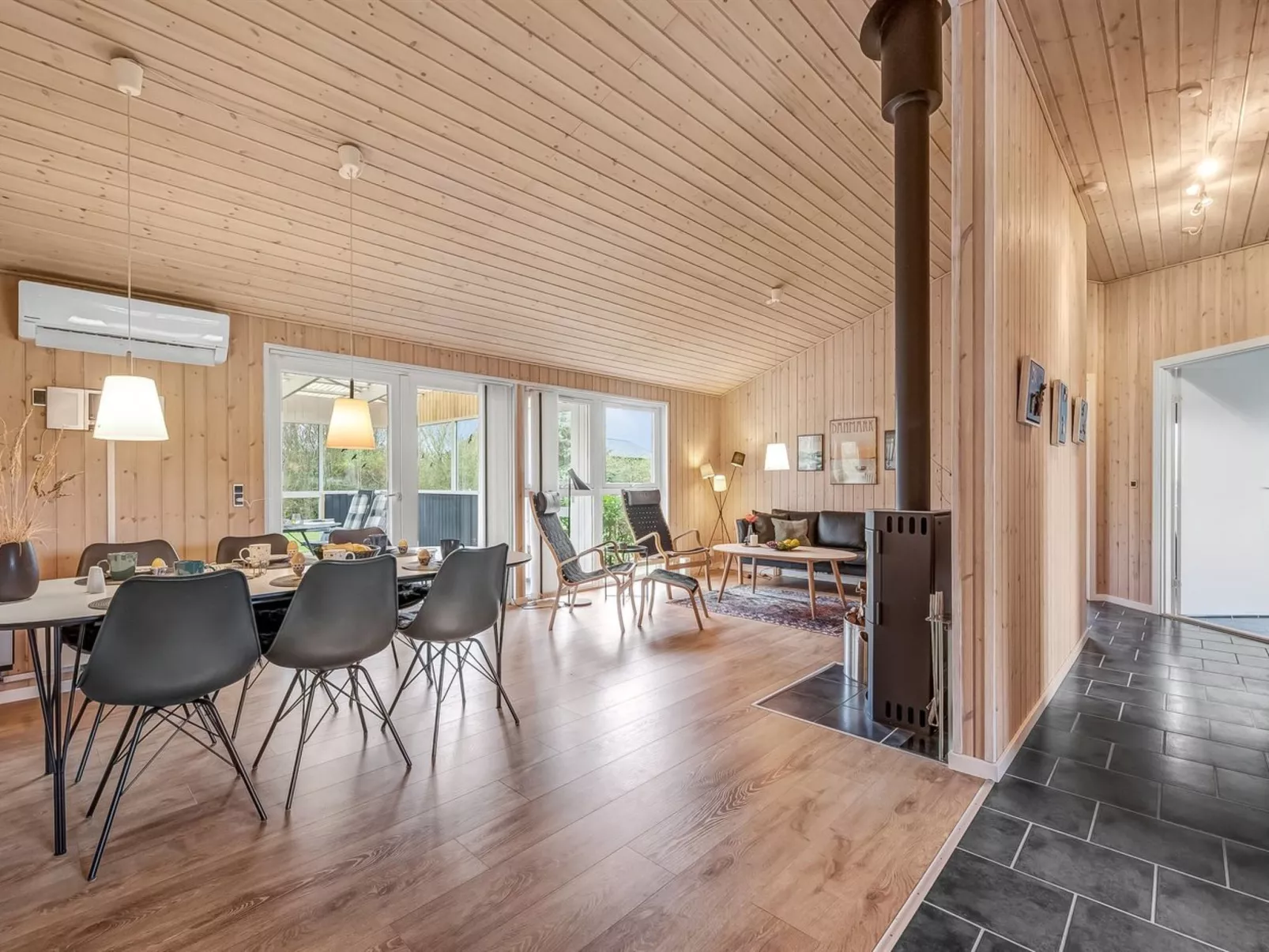 "Anelise" - 800m to the fjord-Drinnen