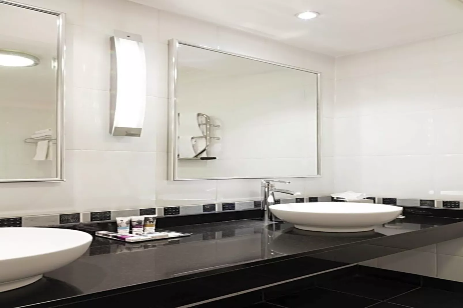 Junior Suite-Bathroom