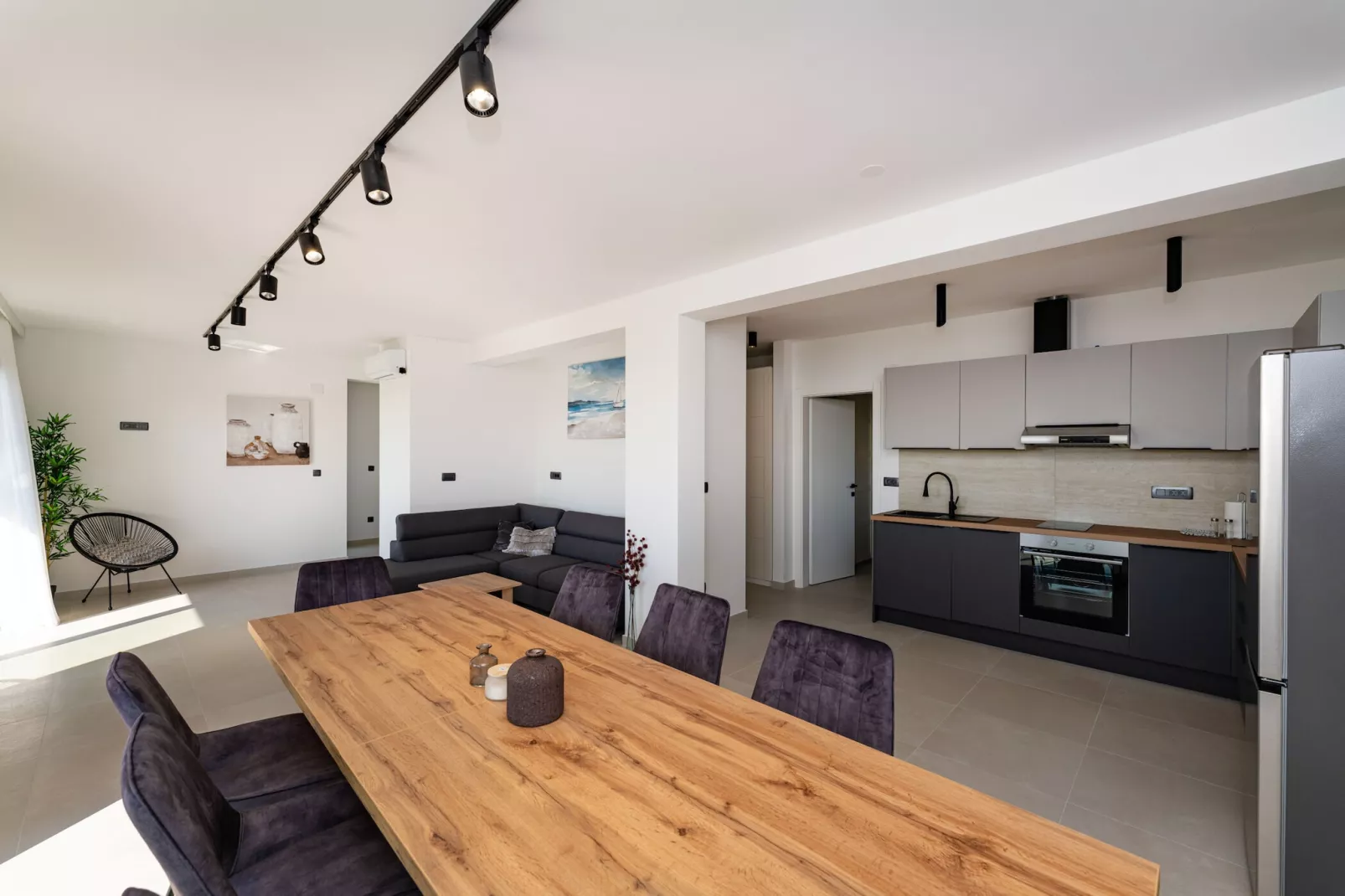 Sea view apartment LaMag-Salle à manger