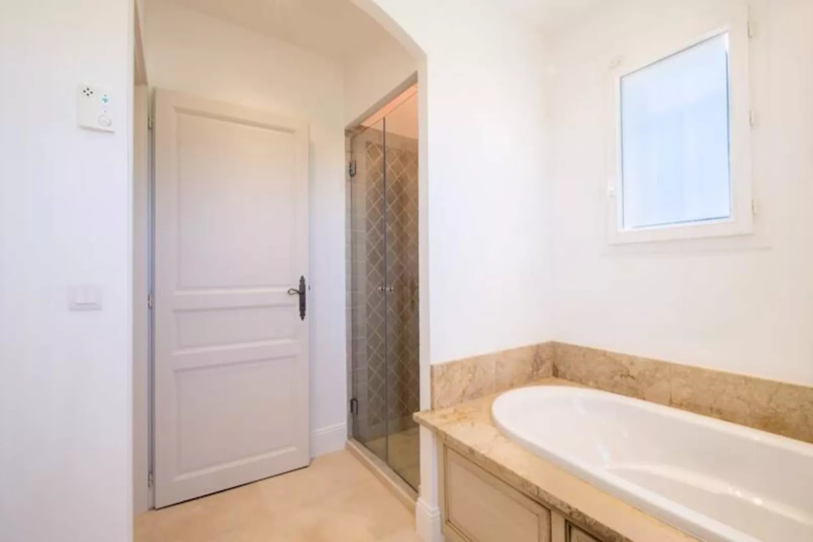 Résidence Bijou De 280m2 Et Piscine à Débordement Au Calme Absolu-Untagged