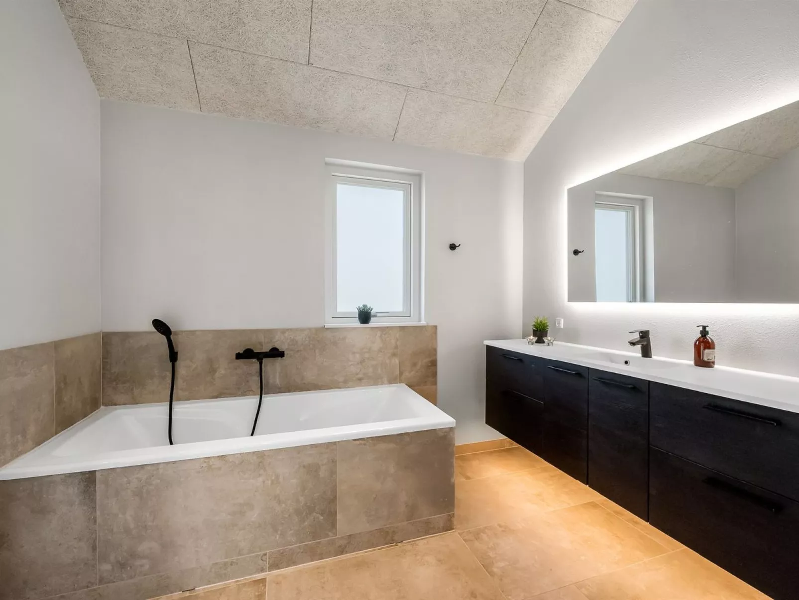 "Måns" - 500m to the fjord-Inside