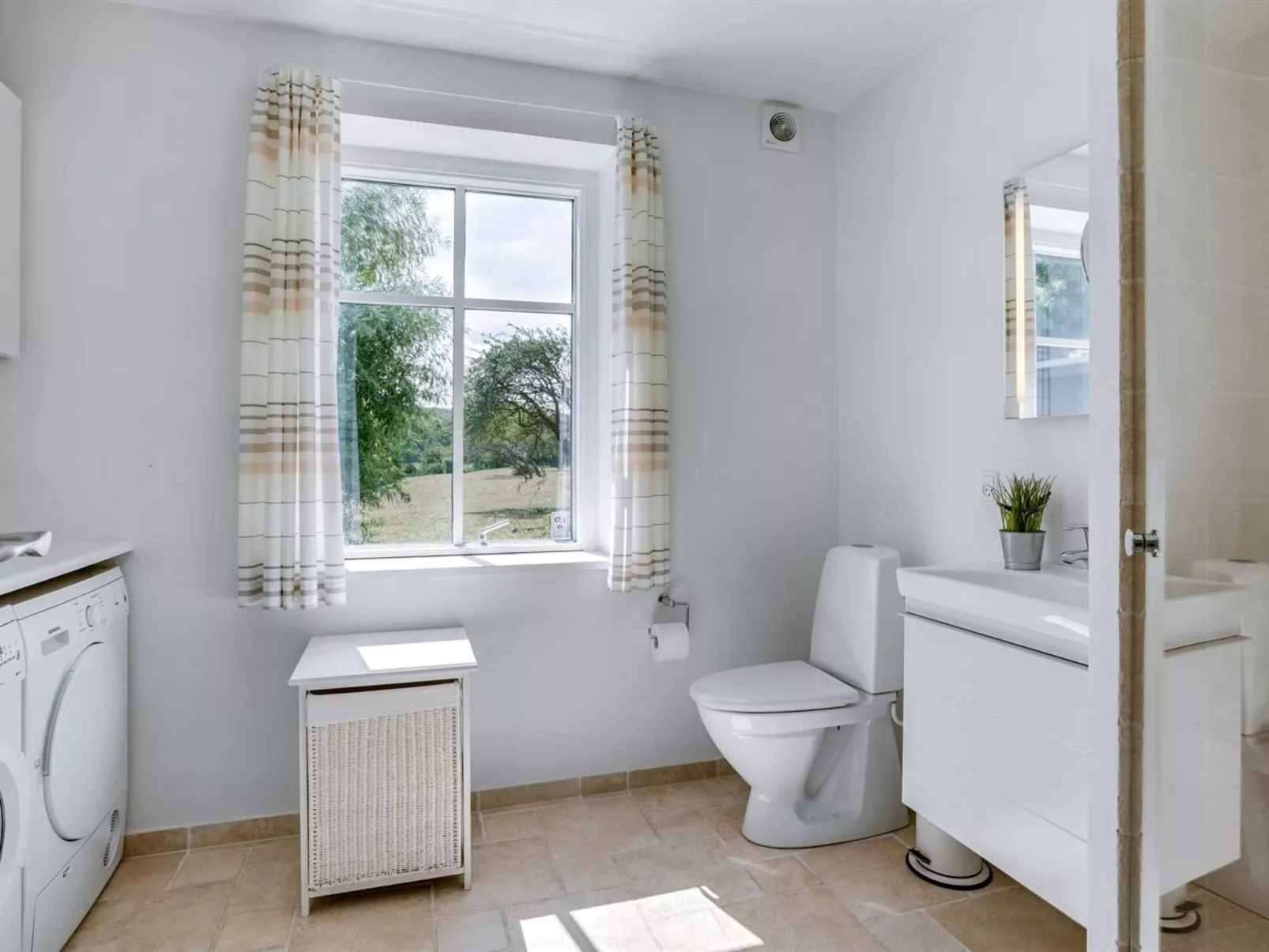 "Jeppe" - 50m to the fjord-Inside