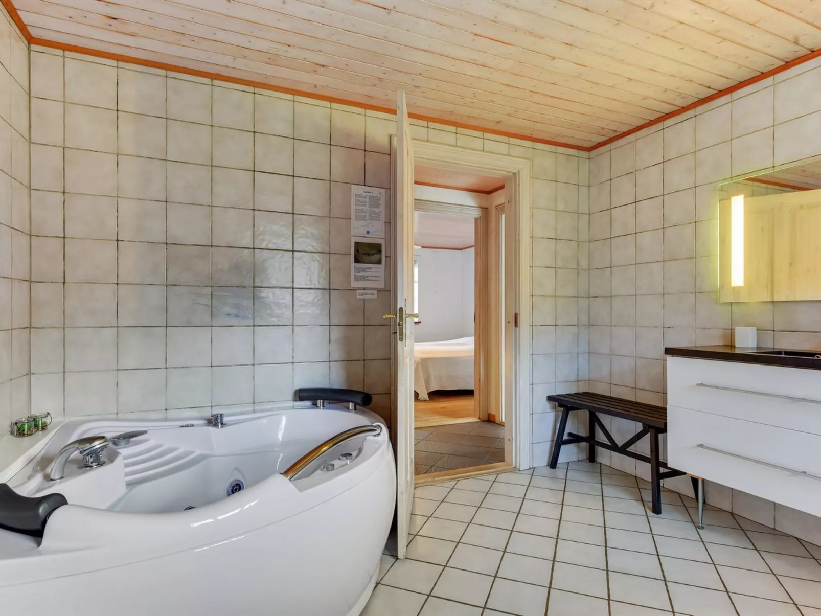 "Iiro" - 2.5km from the sea-Drinnen