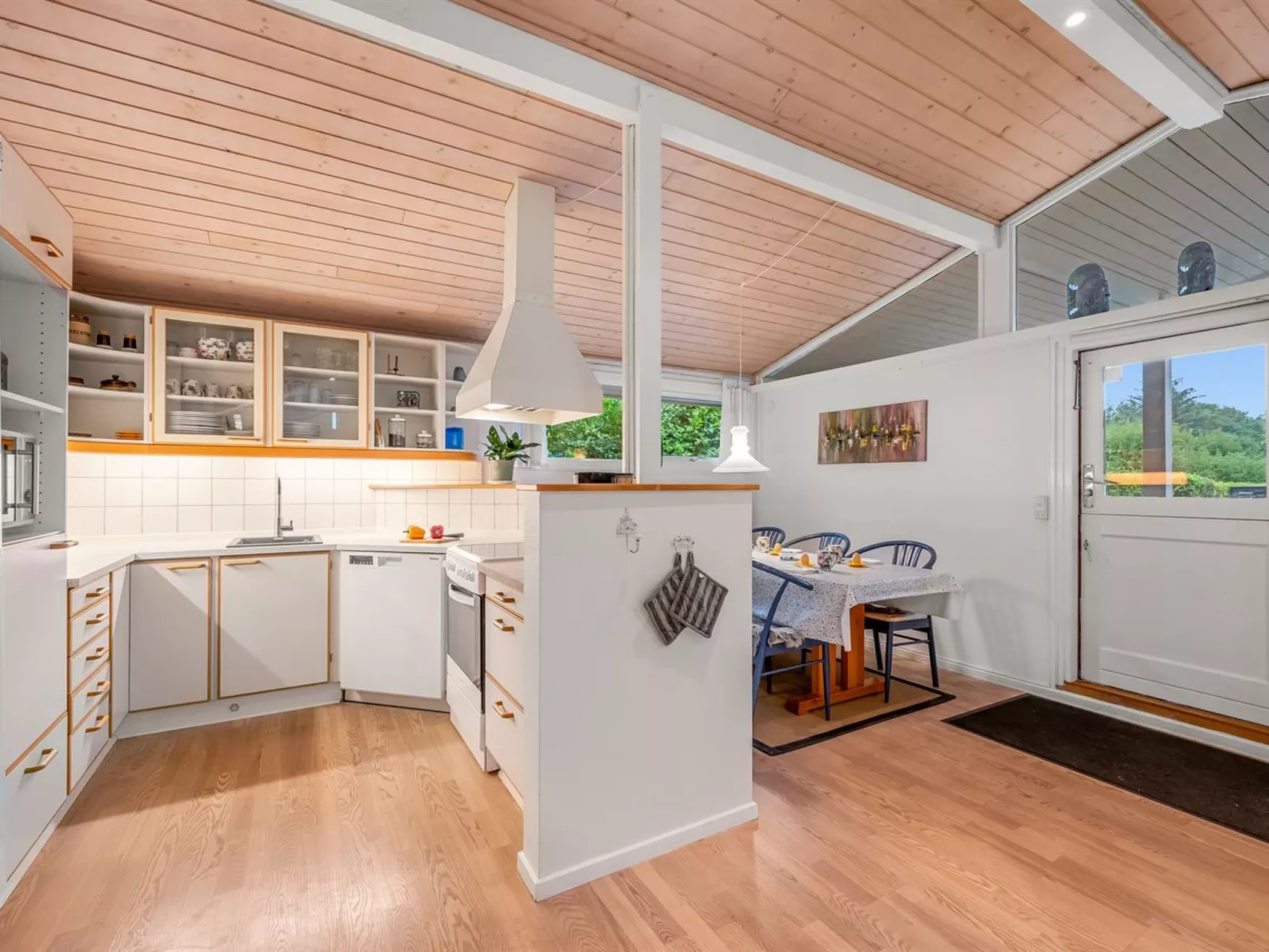 "Emmanuela" - 700m to the fjord-Drinnen