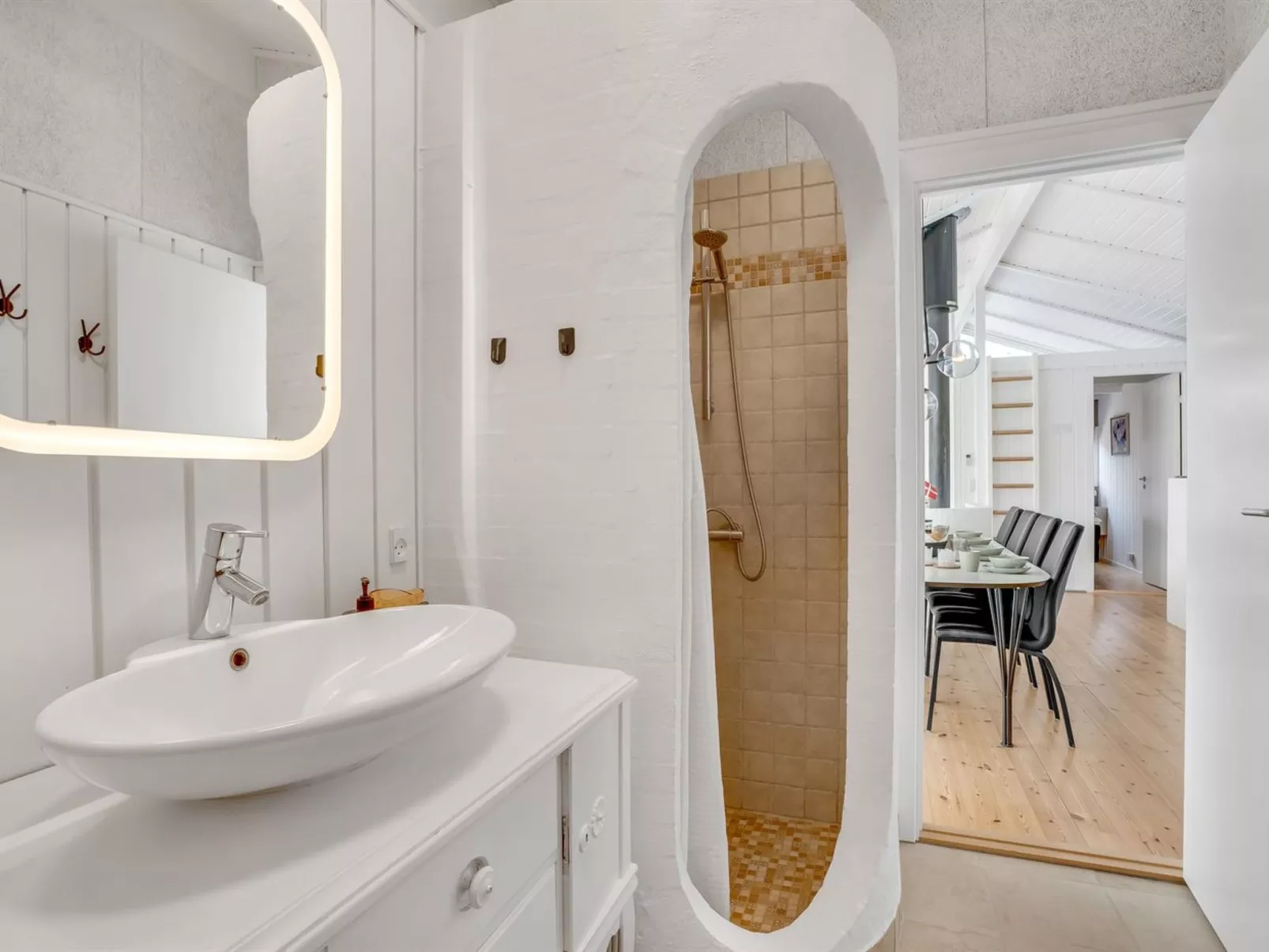 "Ellie" - 700m from the sea-Inside