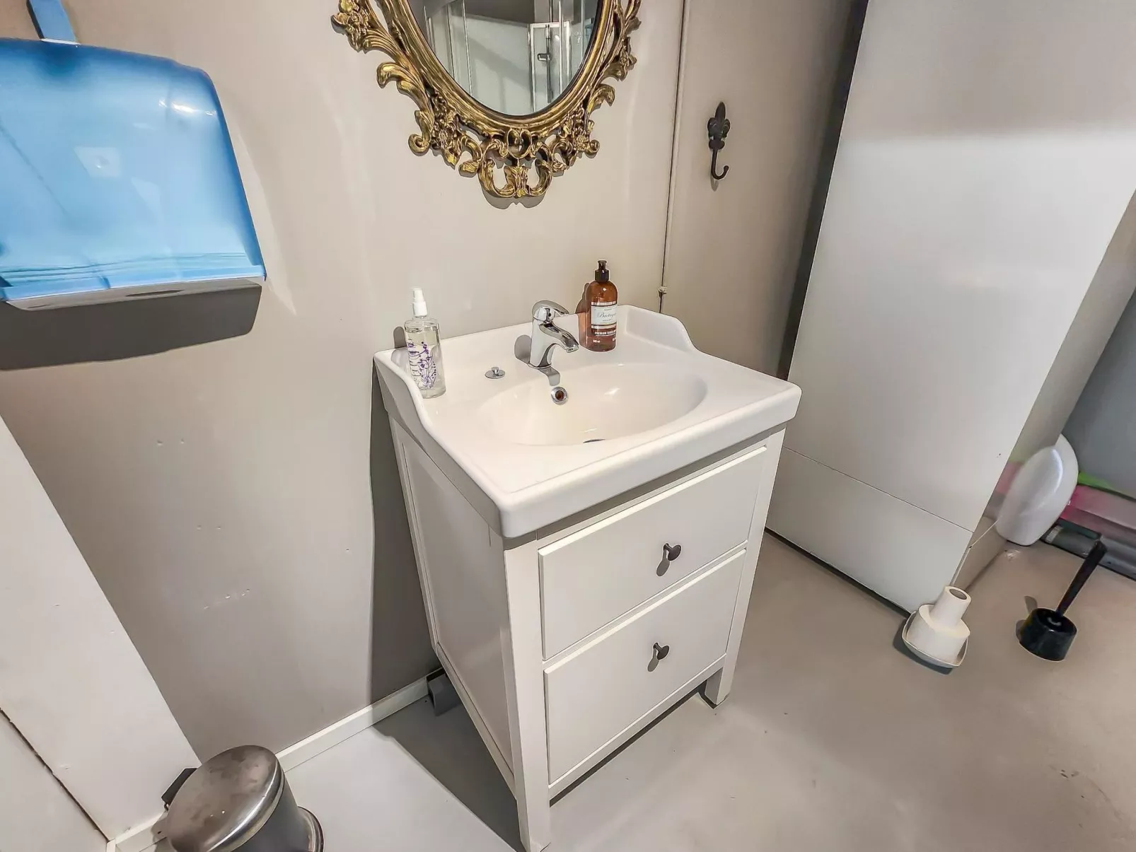 Den lilla röda stugan-Drinnen