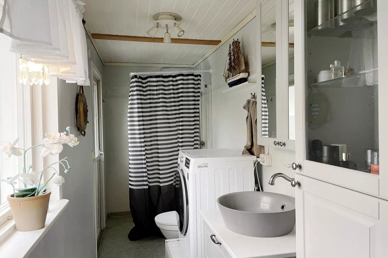 Cozy Forest Hideaway with Hot Tub-Indoor