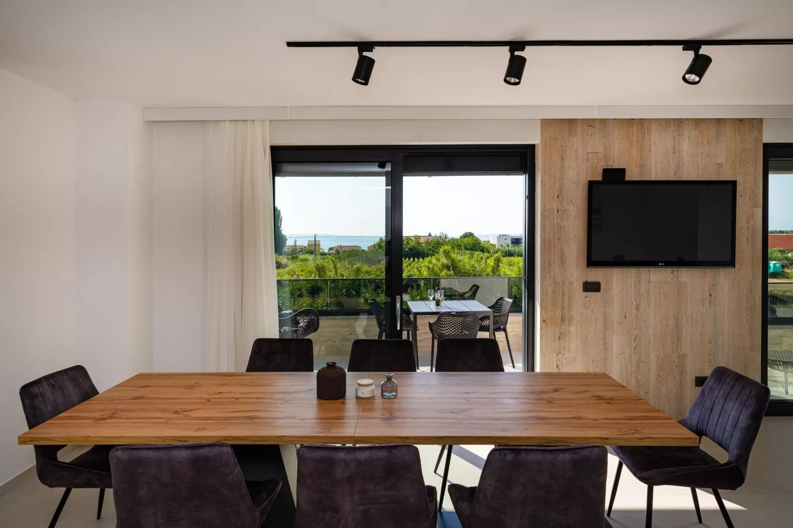 Sea view apartment LaMag-Salle à manger