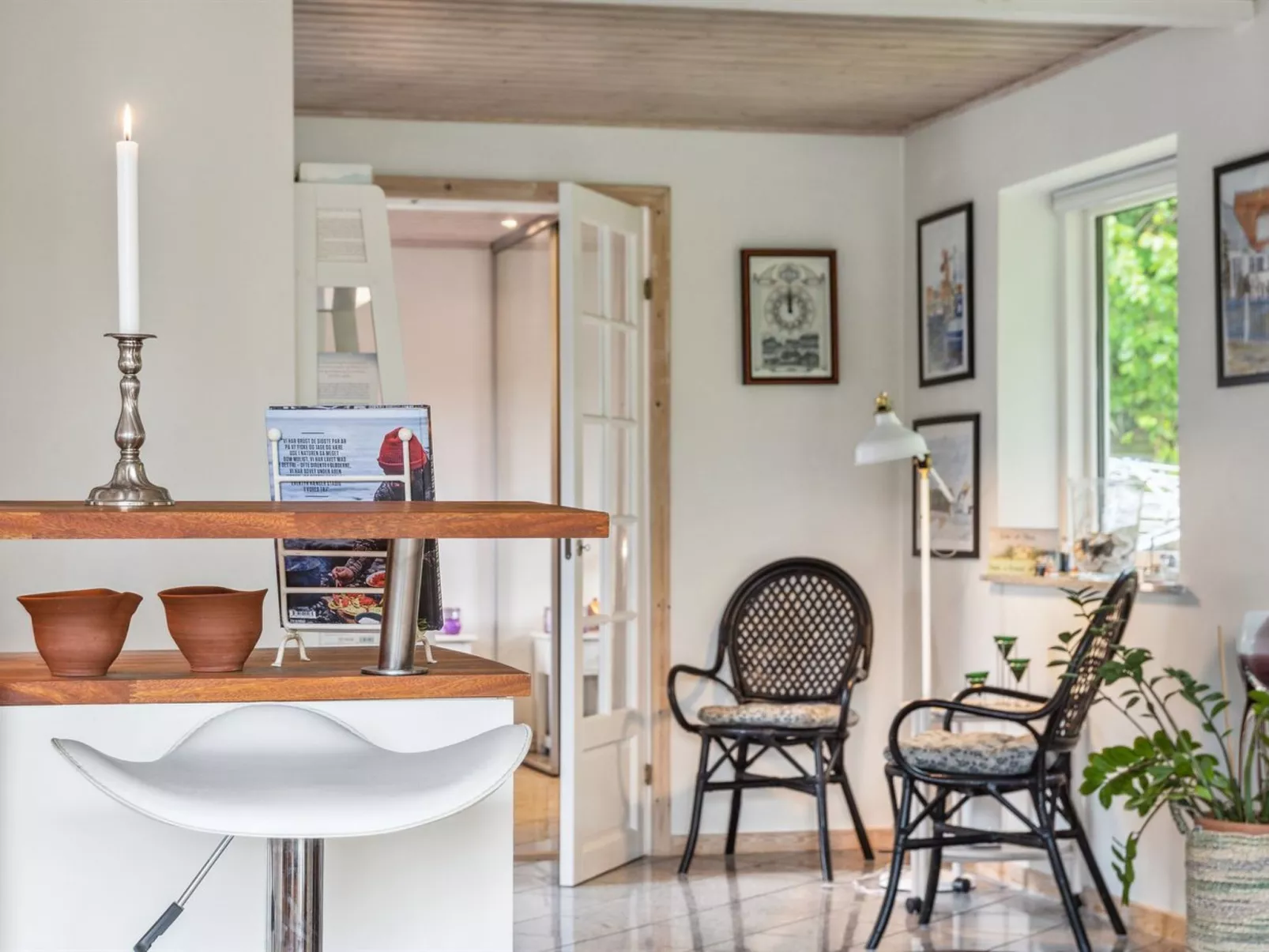 "Mark" - 1.2km from the sea-Inside