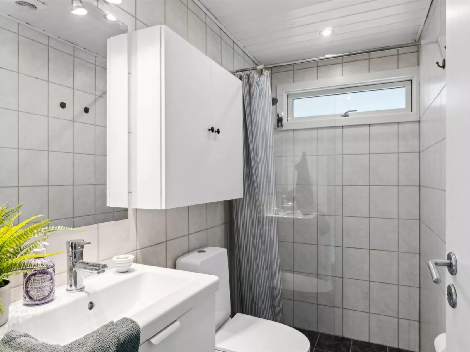 "Franke" - 2.1km to the fjord-Drinnen