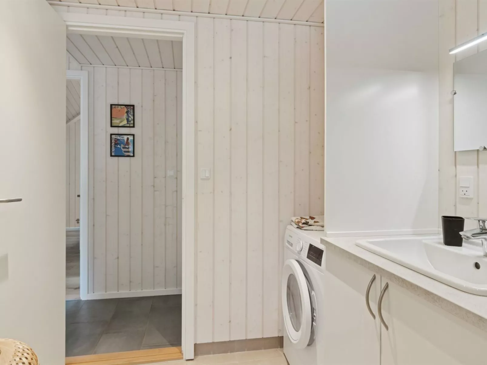 "Ovine" - 1.2km to the fjord-Inside