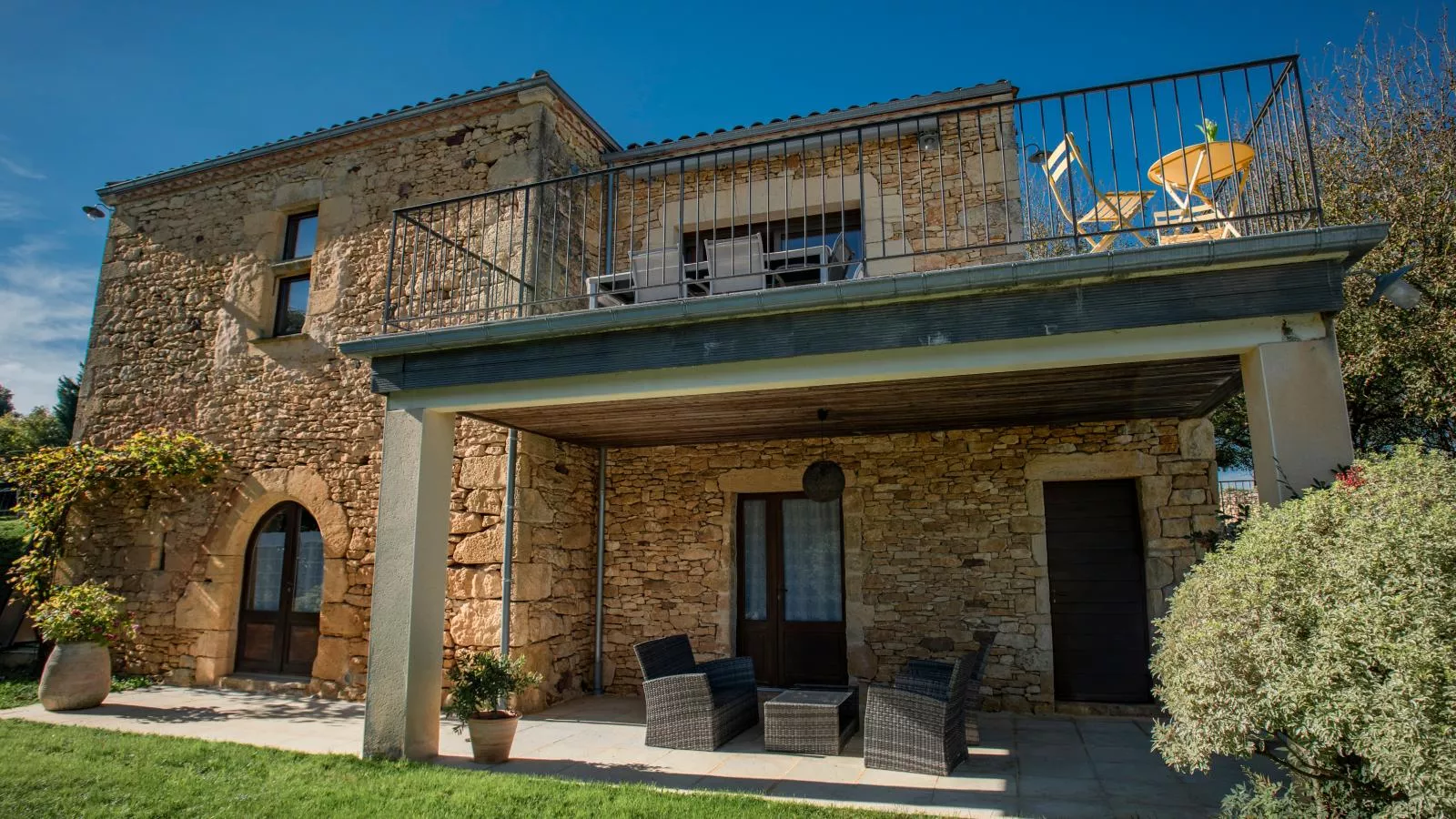 La Roque Haute-Exterior in summer