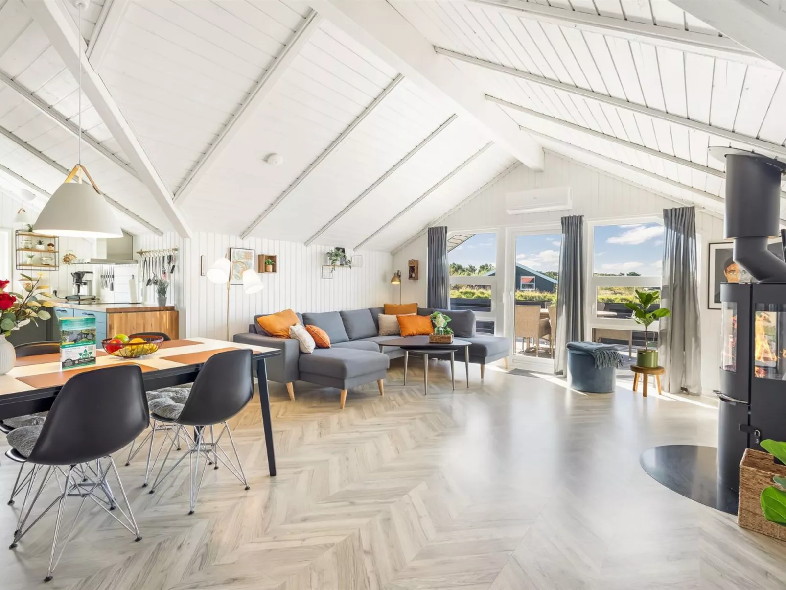 "Skyler" - 1km from the sea-Dedans