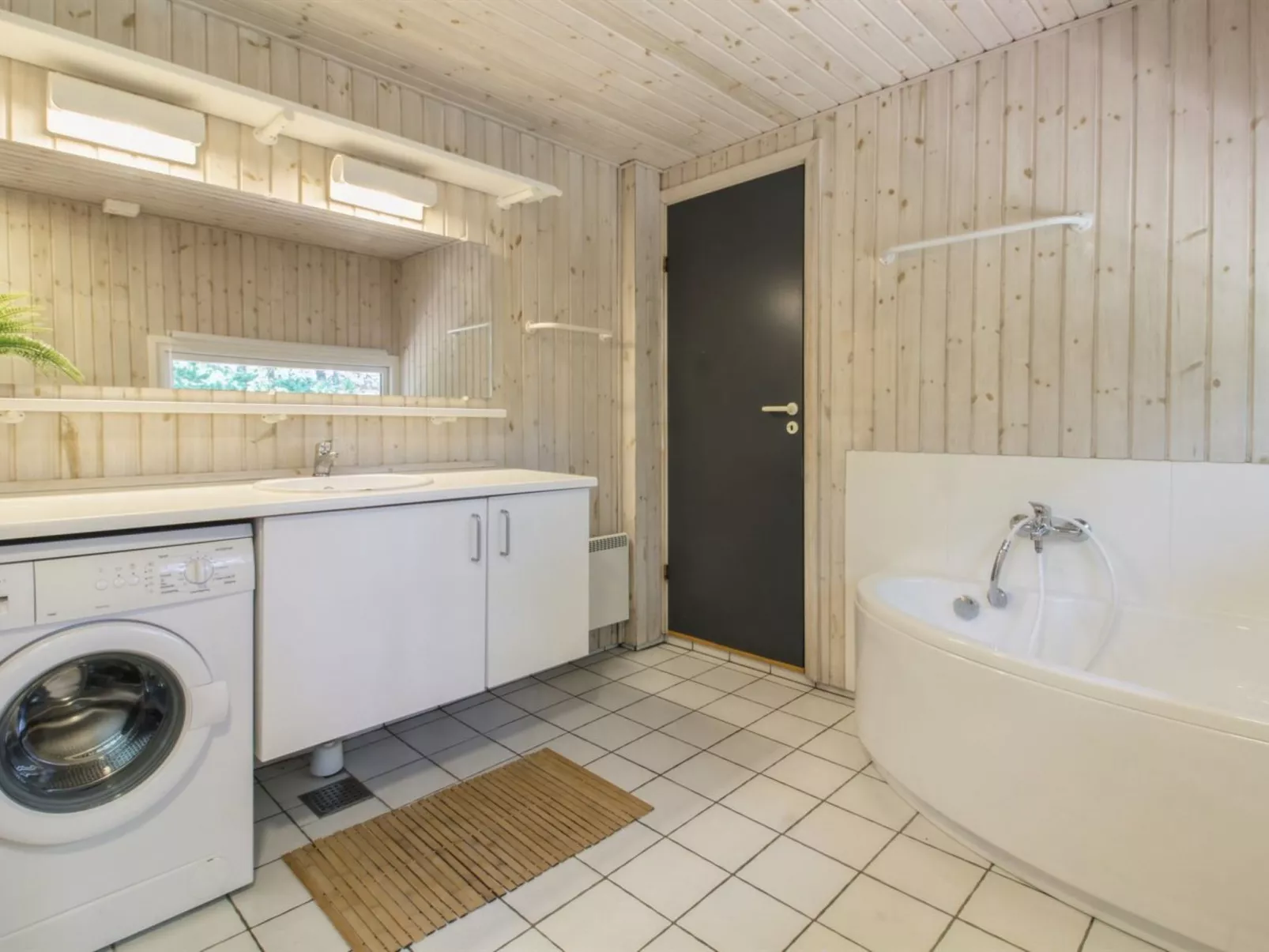 "Karri" - 1.1km from the sea-Dedans