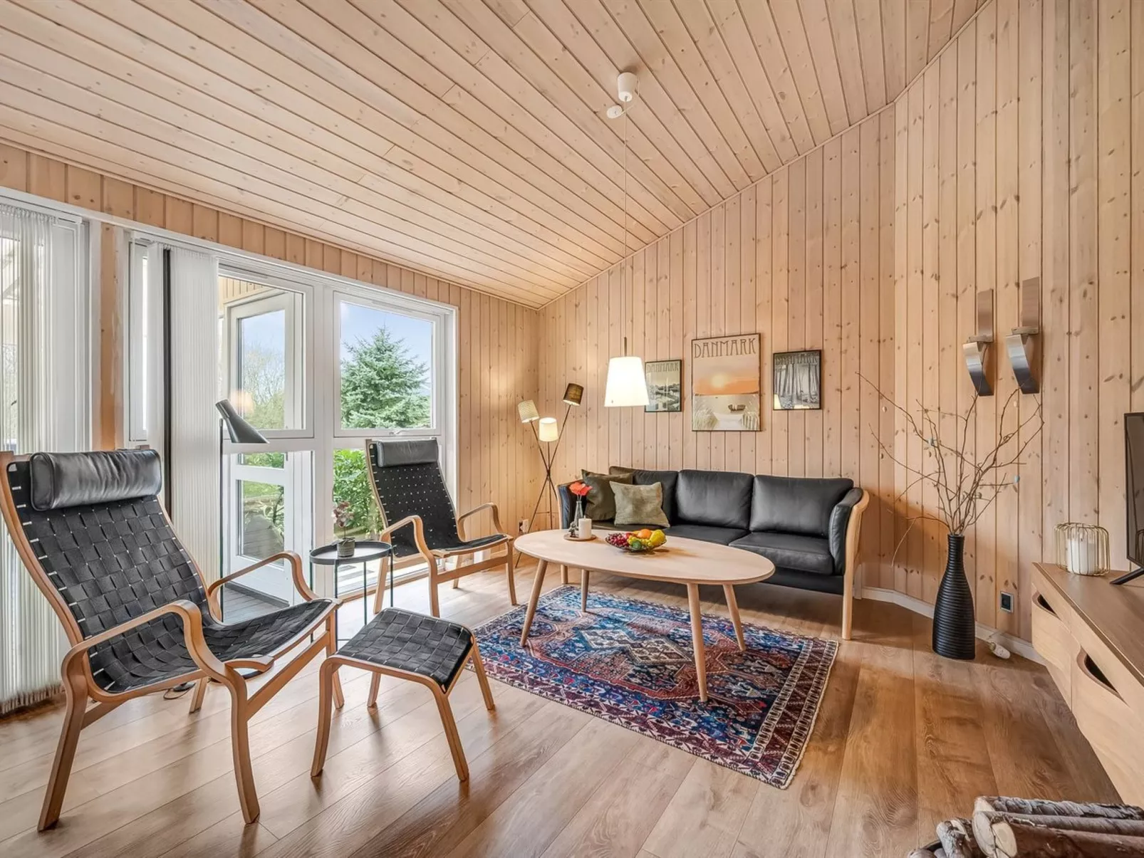 "Anelise" - 800m to the fjord-Drinnen