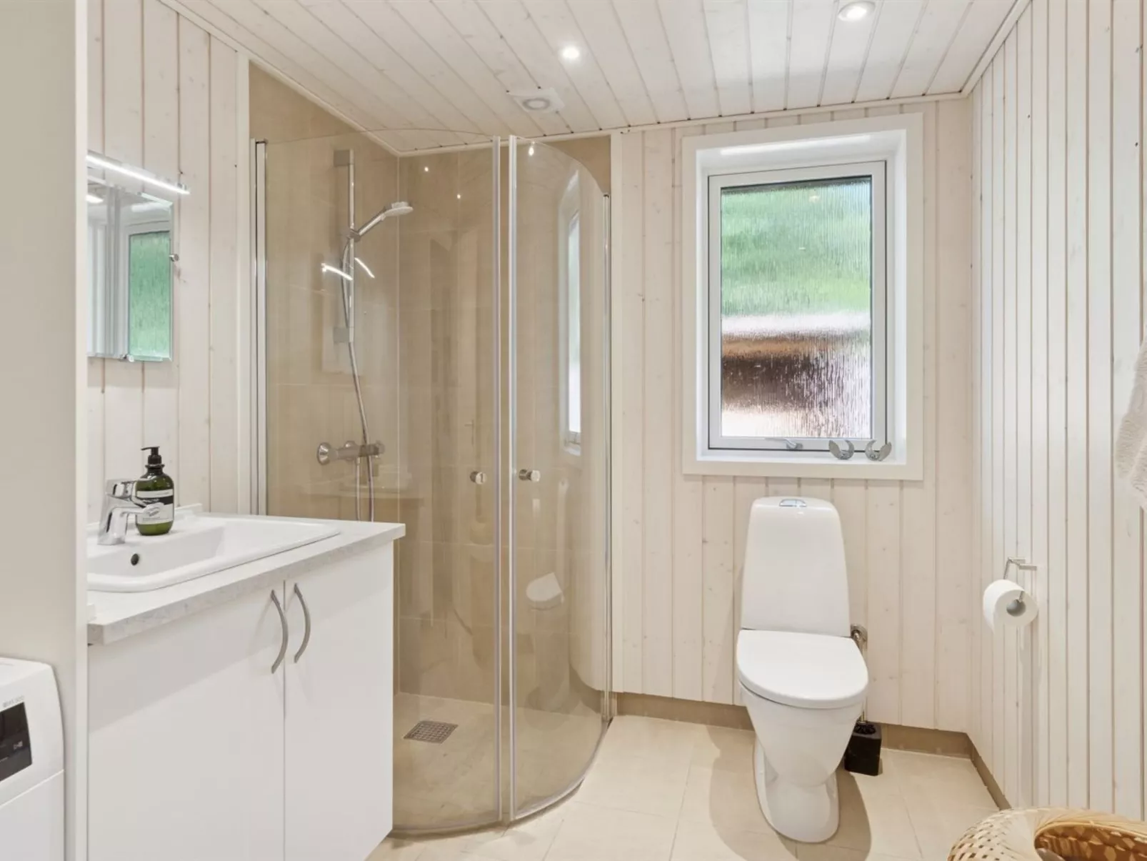 "Ovine" - 1.2km to the fjord-Inside