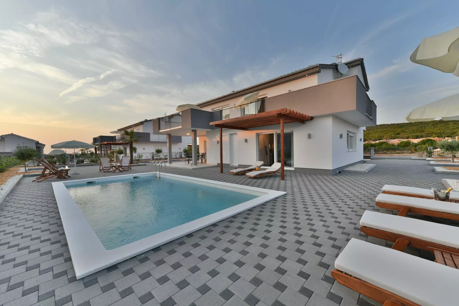 Luxury Escape with Swimming Pool & Modern Design -Deluxe Four Bedroom Villa with Private Pool (Villa 6)-Schwimmbad