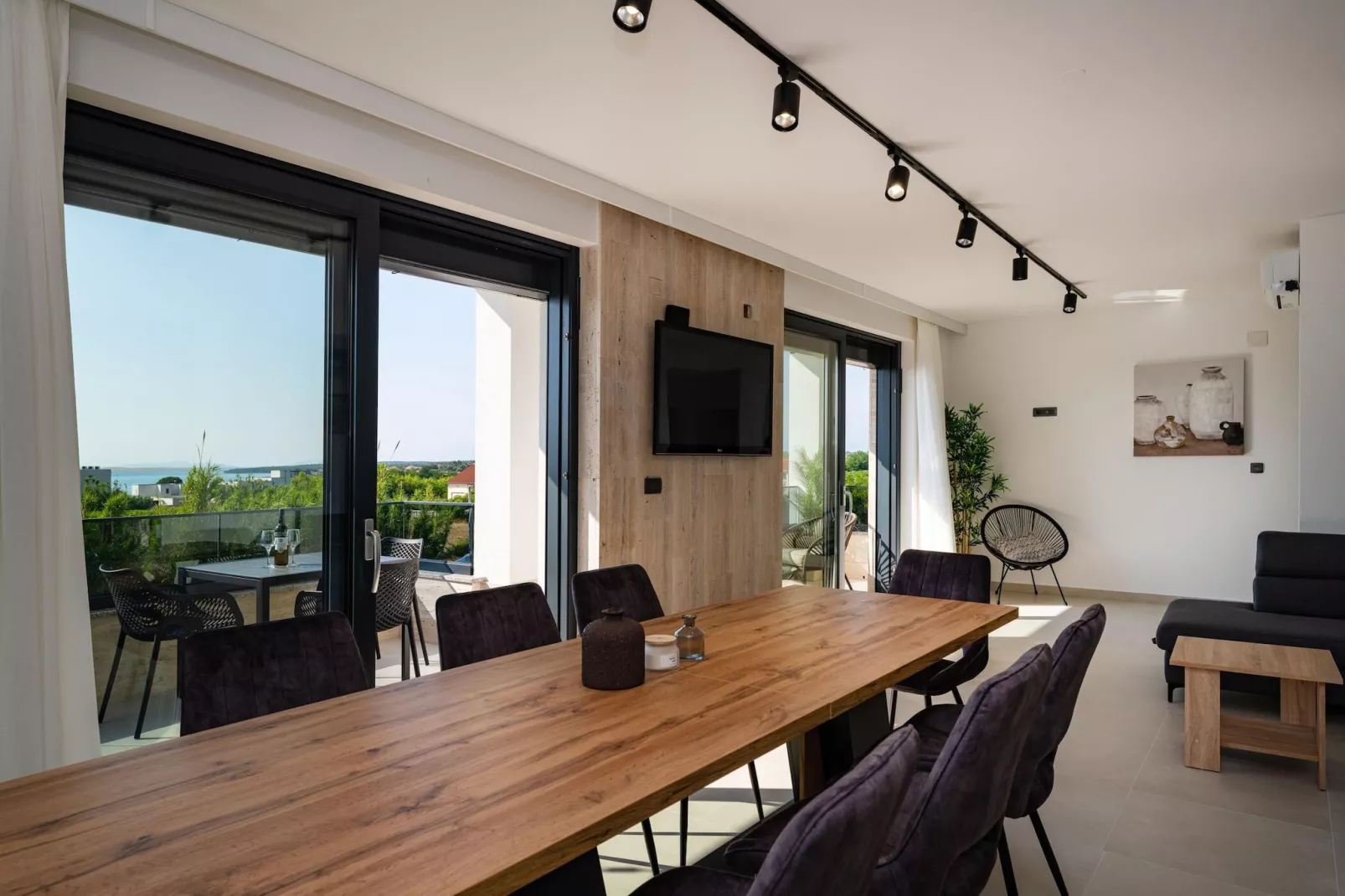 Sea view apartment LaMag-Salle à manger