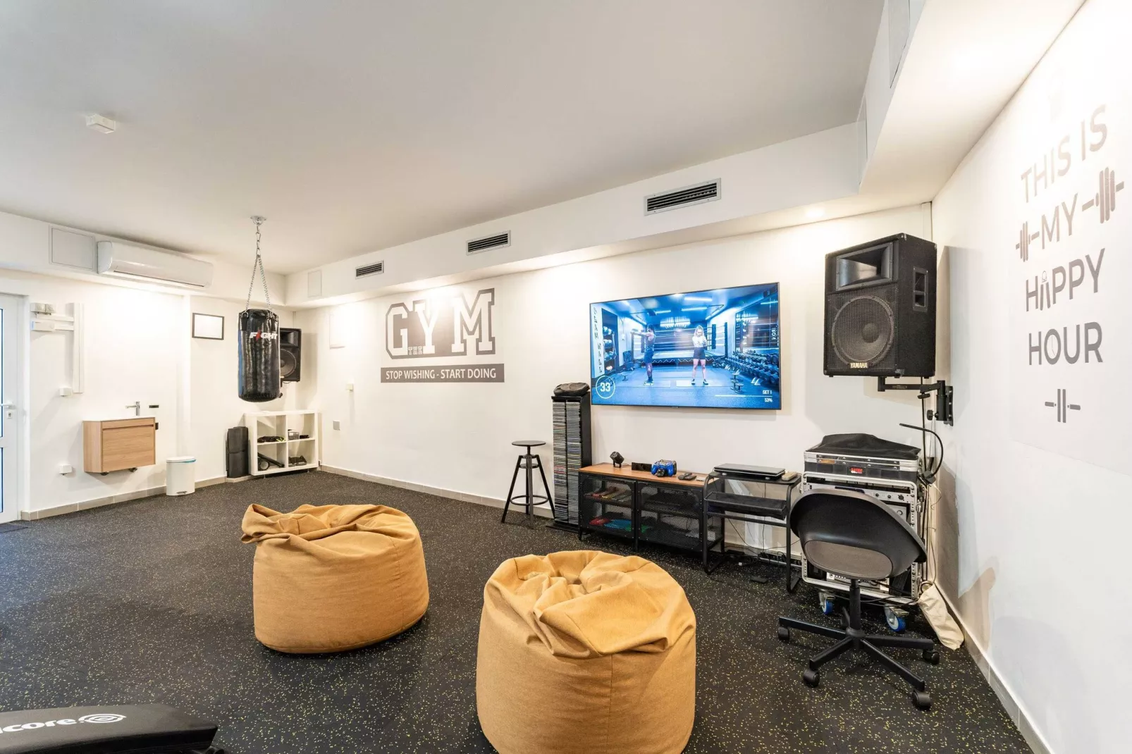 Apartments Aura - Comfort Studio Apartment 1 with shared swimming pool-Gym