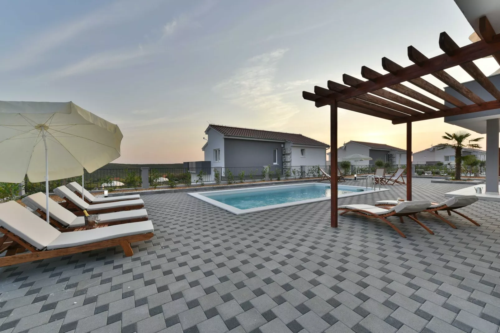 Luxury Escape with Swimming Pool & Modern Design -Deluxe Four Bedroom Villa with Private Pool (Villa 6)-Schwimmbad