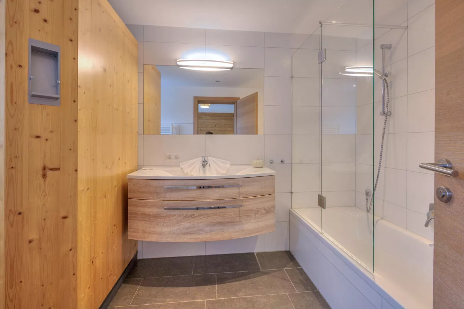 Brunner Apartment Top 6-Badezimmer