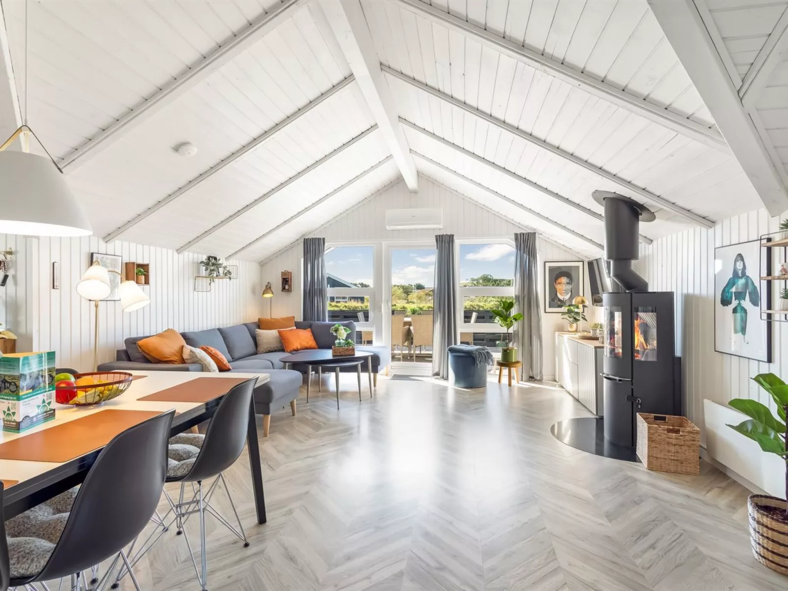 "Skyler" - 1km from the sea-Dedans