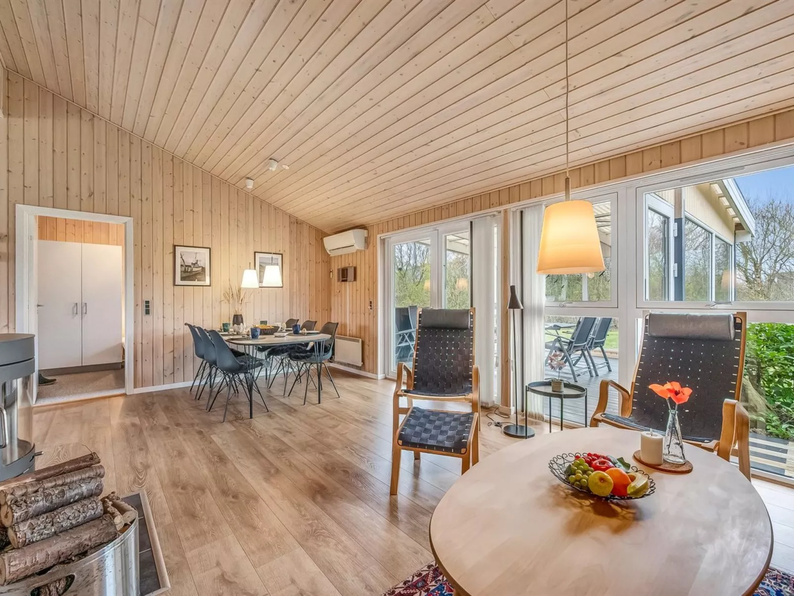 "Anelise" - 800m to the fjord-Drinnen