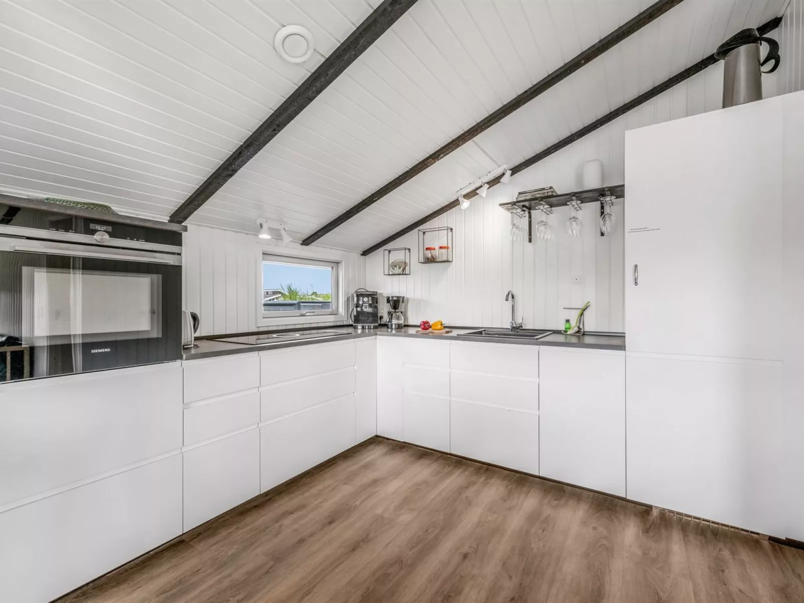 "Teoline" - 500m to the fjord-Drinnen